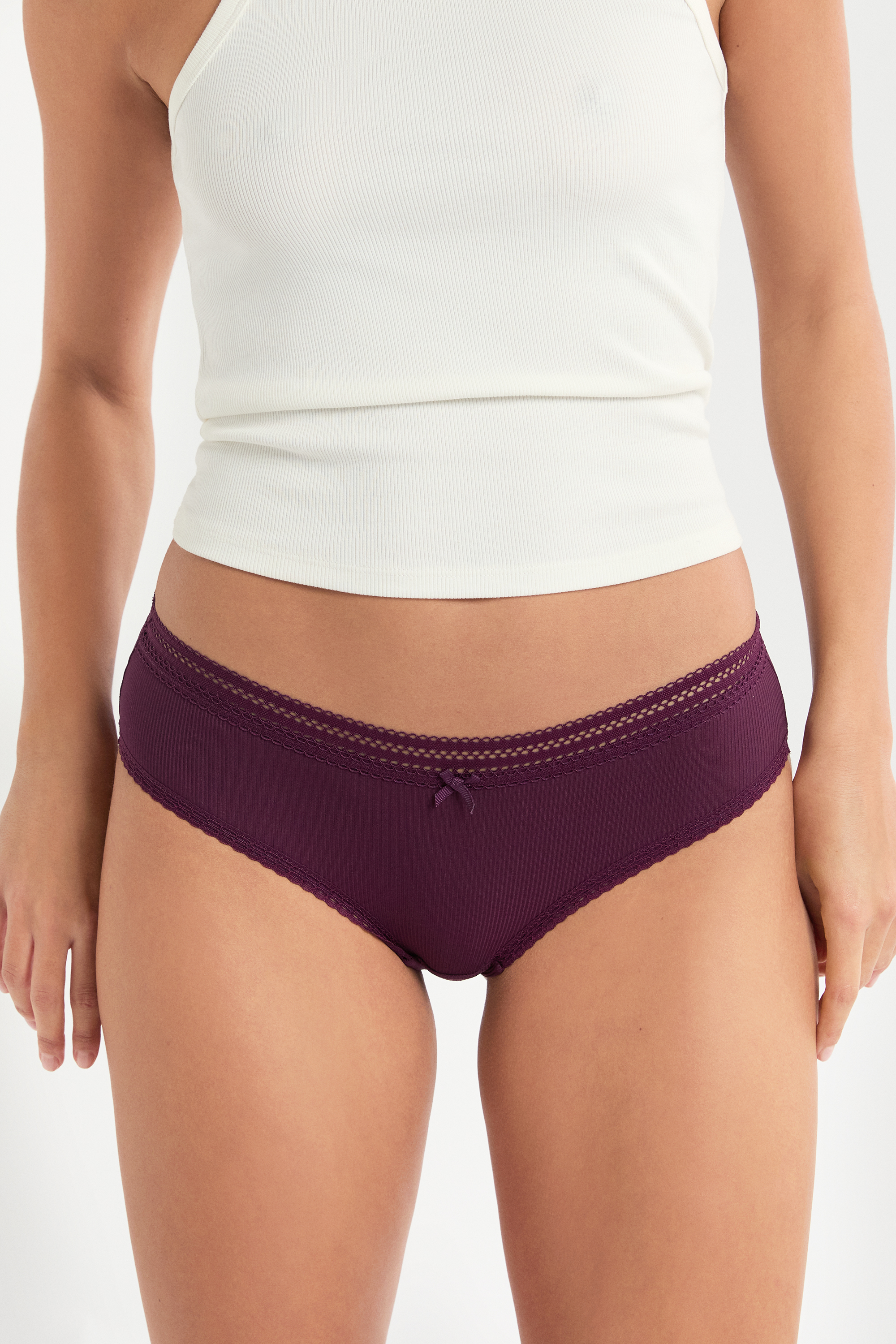 Szorty z mikrofibry z detalami koronkowymi