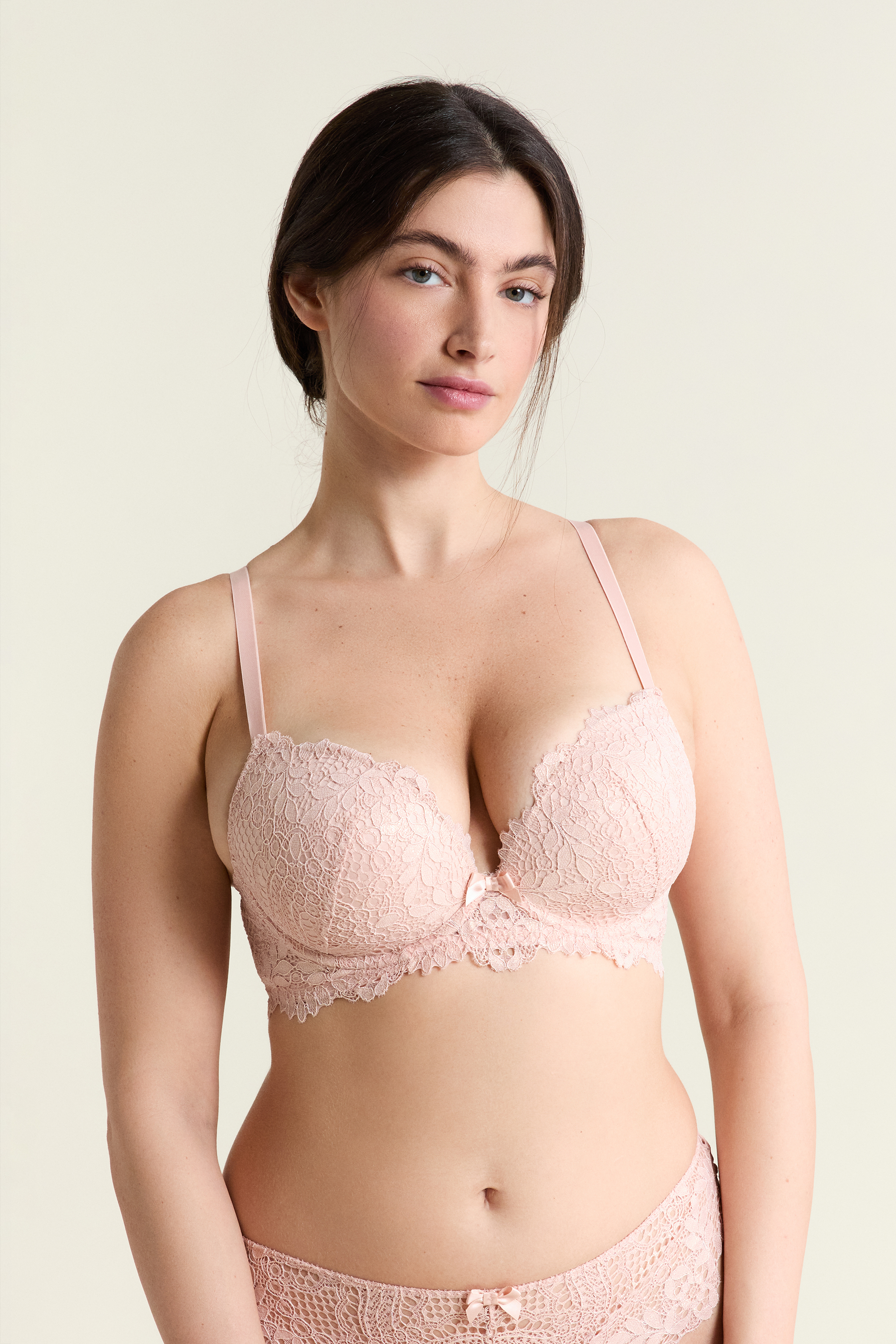 Biustonosz nr 5 - Lekkie wypełnienie z głębokim dekoltem