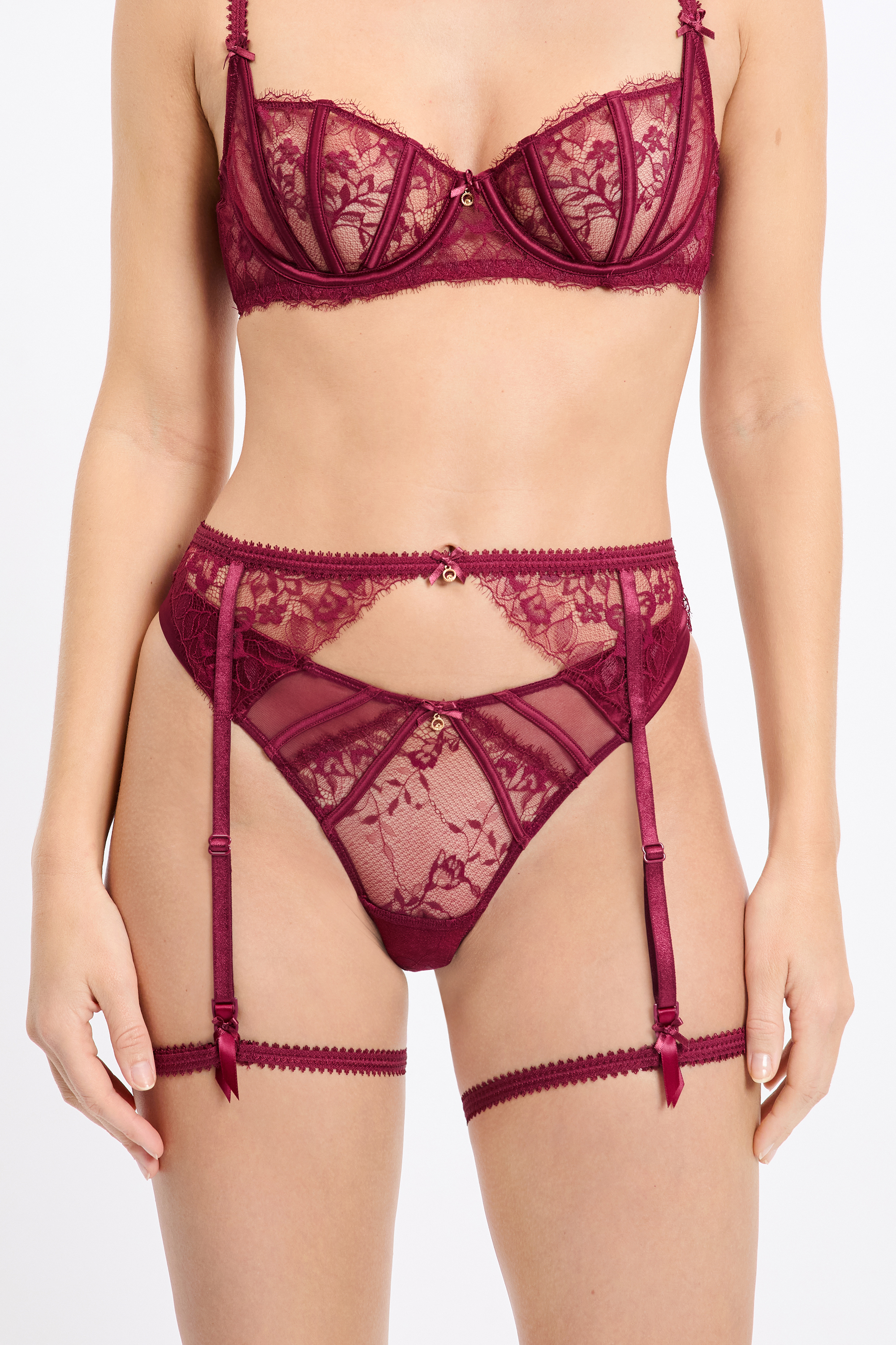 Pas do pończoch z koronki