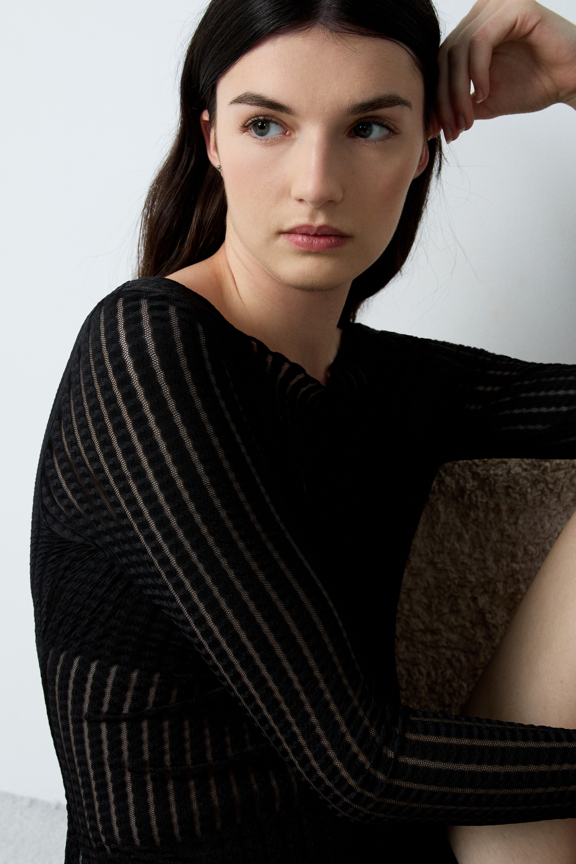 Półprzezroczysty top z długim rękawem