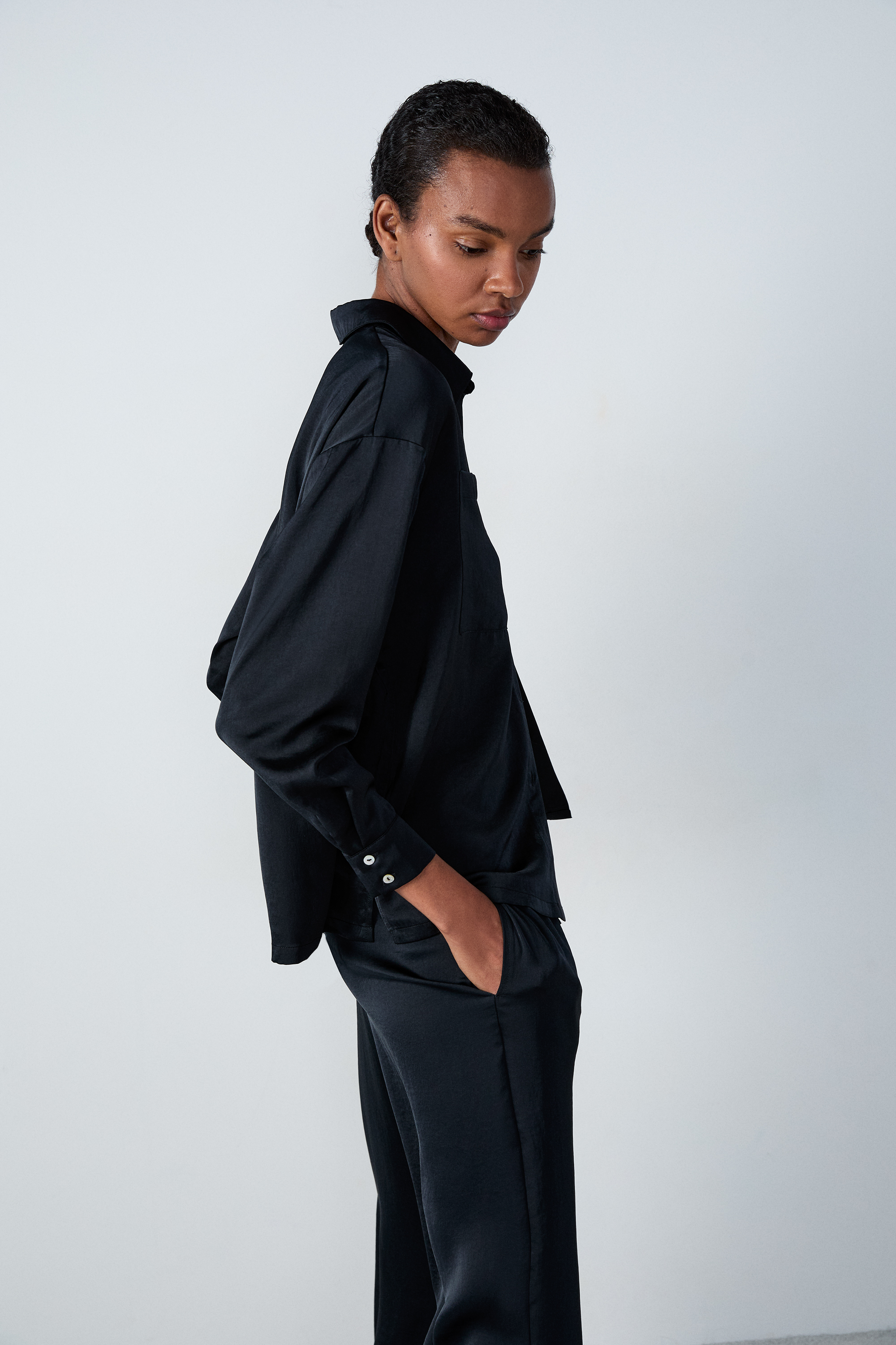 Satynowa koszula nocna z długim rękawem