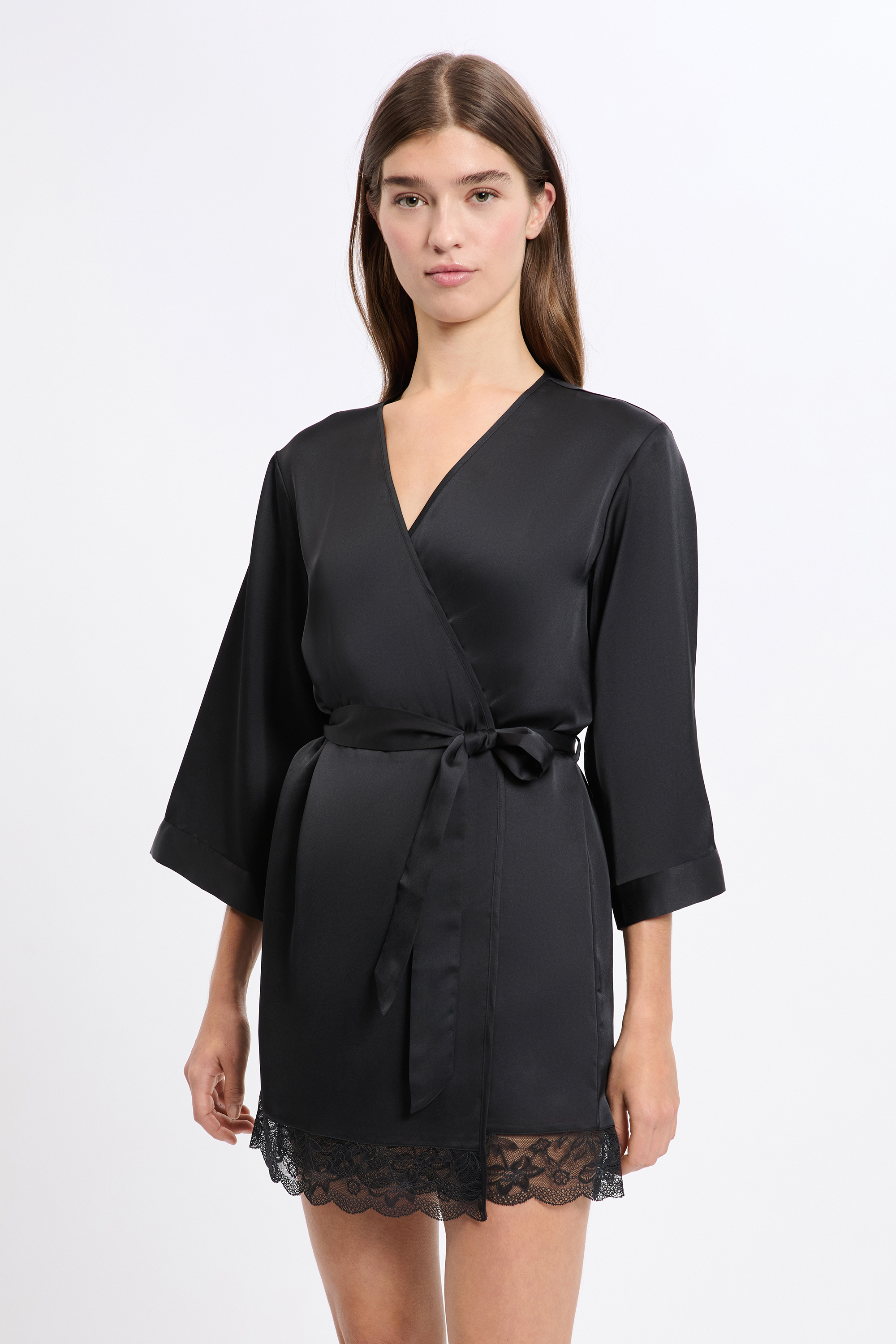 Satynowy szlafrok z detalami z koronki