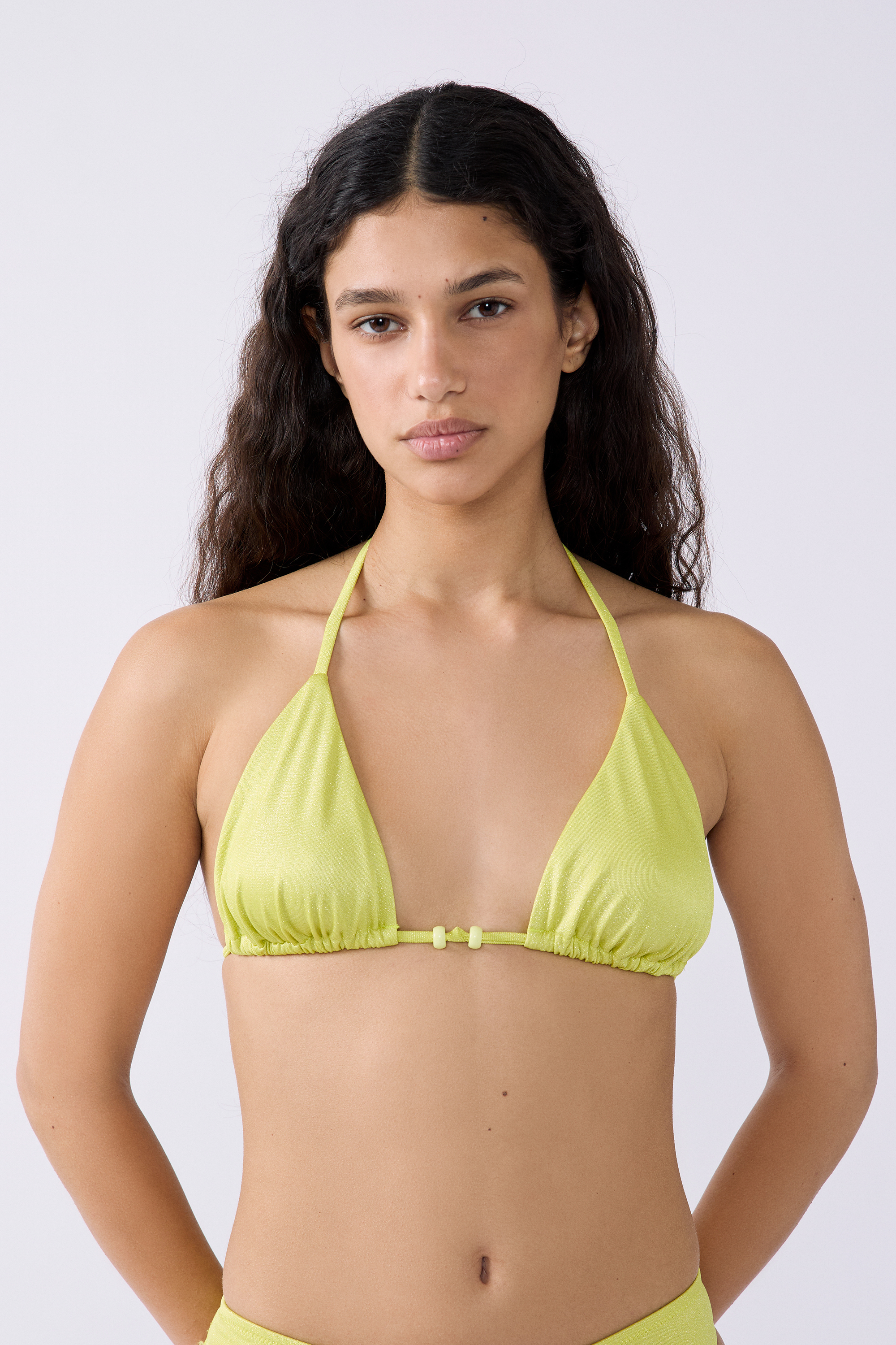 Trójkątny top od bikini z perełkami