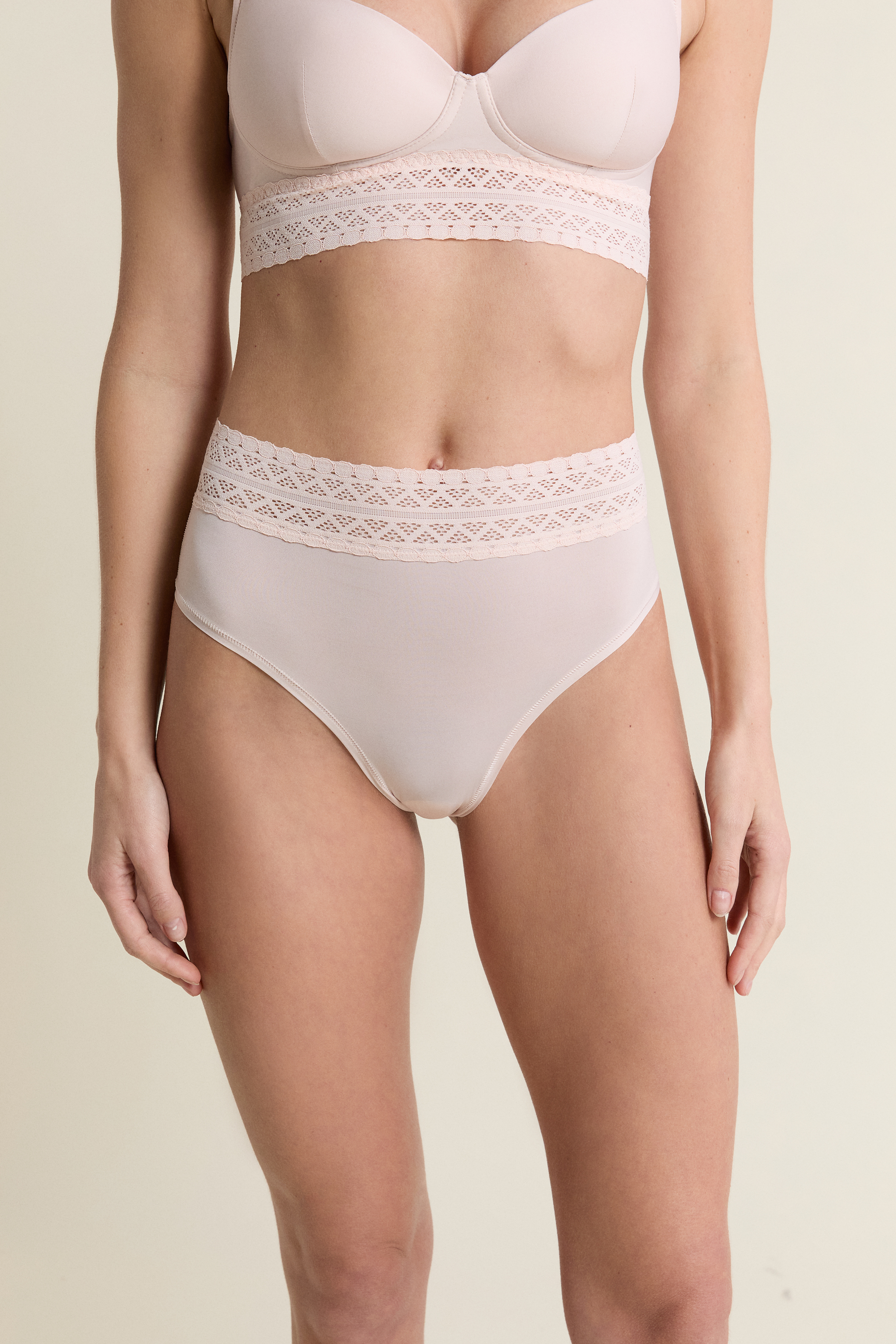 Majtki ciążowe midi z koronkowymi detalami