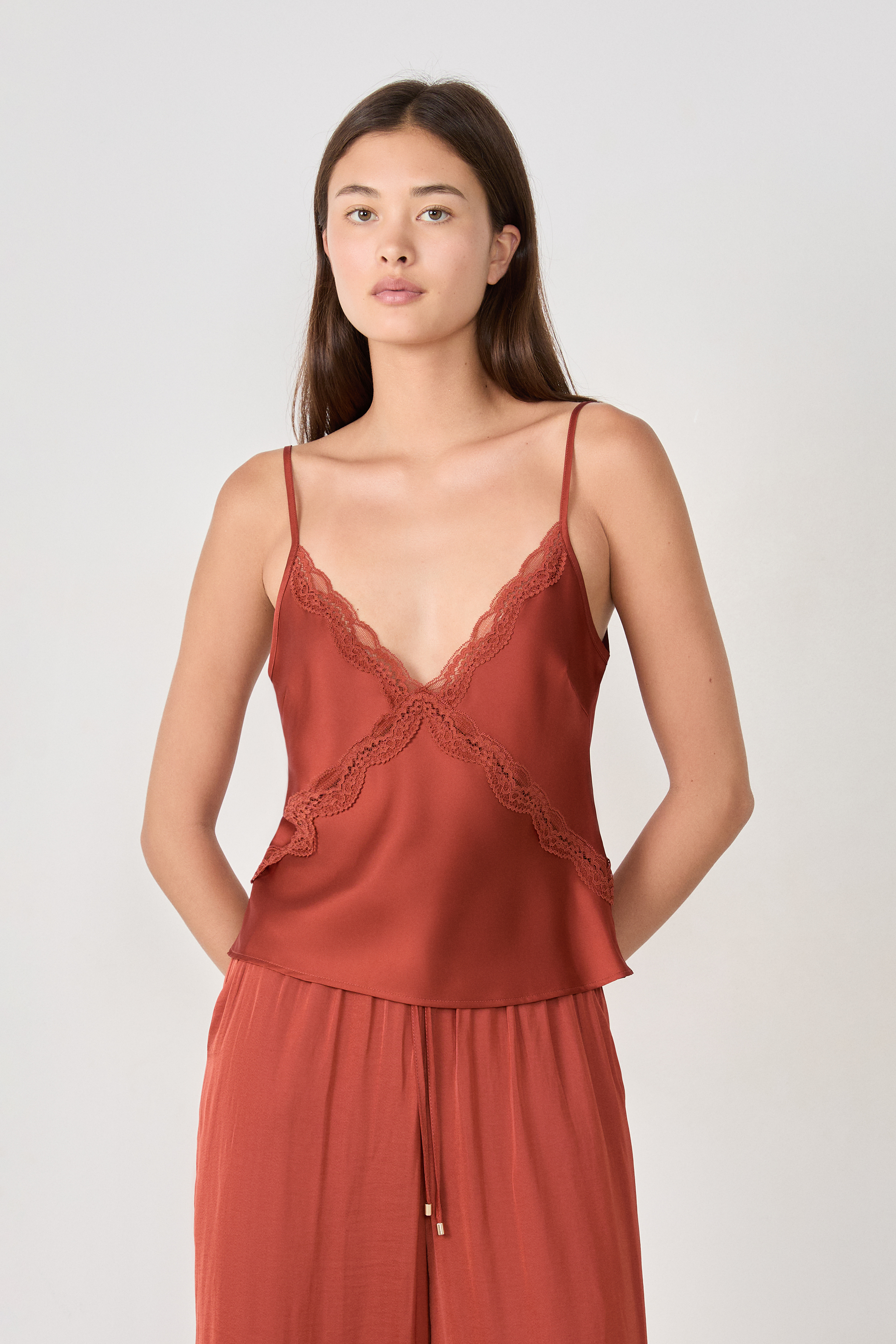 Satynowa koszulka na ramiączkach z dekoltem