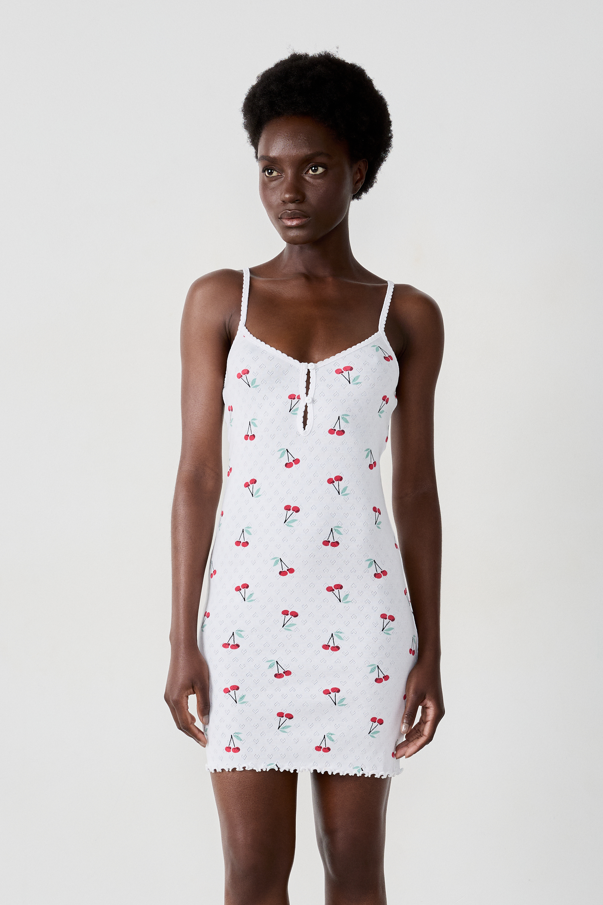 Krótka halka nocna na cienkich ramiączkach z ażurowym wzorem w kwiaty