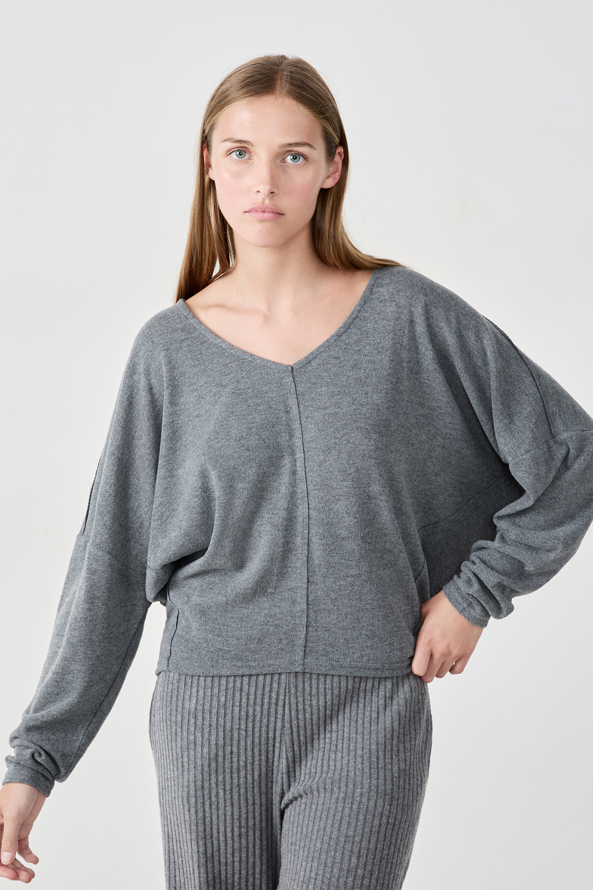 Sweter z Dekoltem V