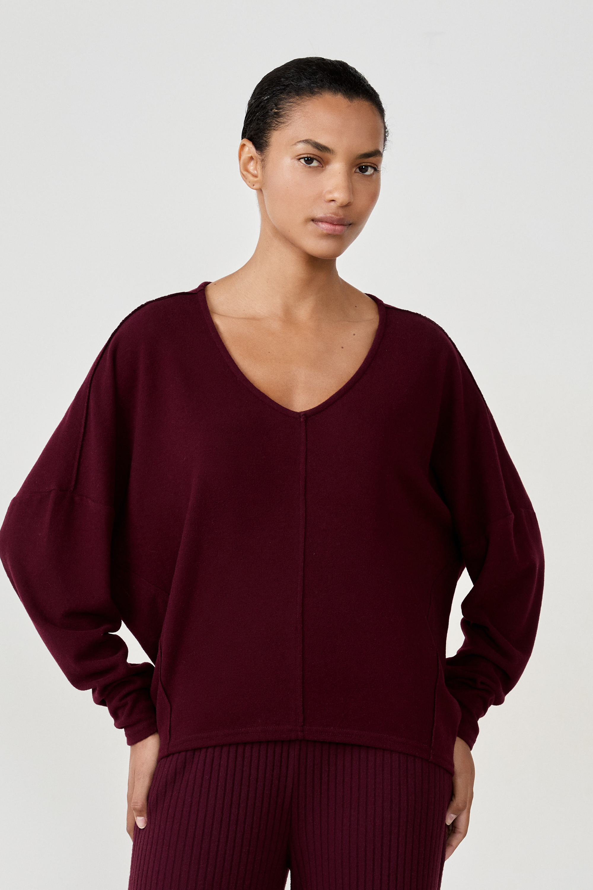 Sweter z Dekoltem V
