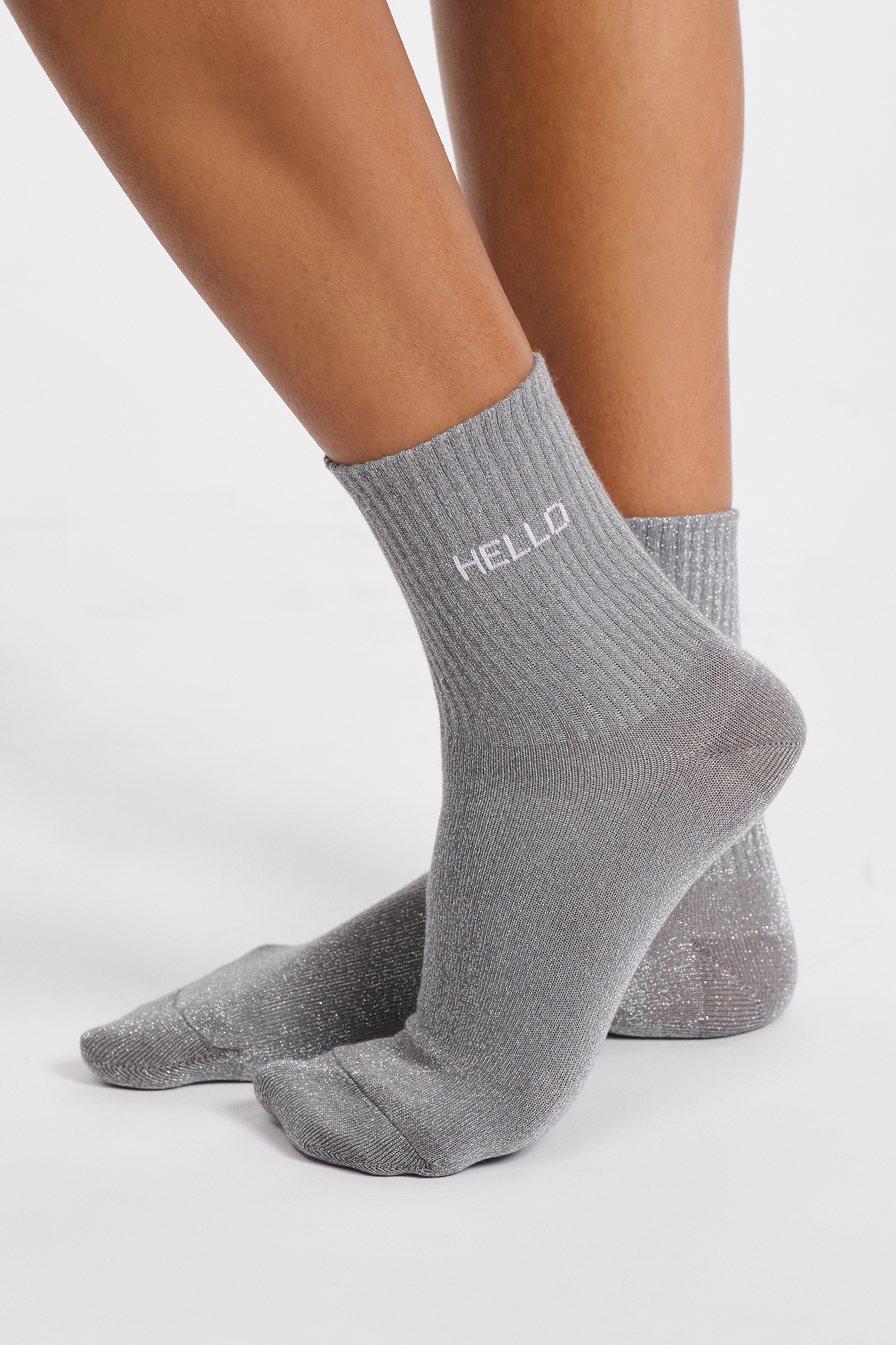 Opalizujące skarpetki z napisem