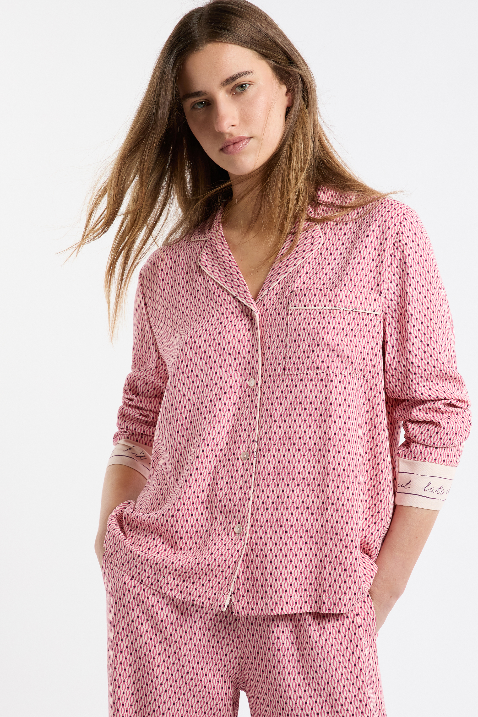 Koszula nocna z długimi rękawami we wzory