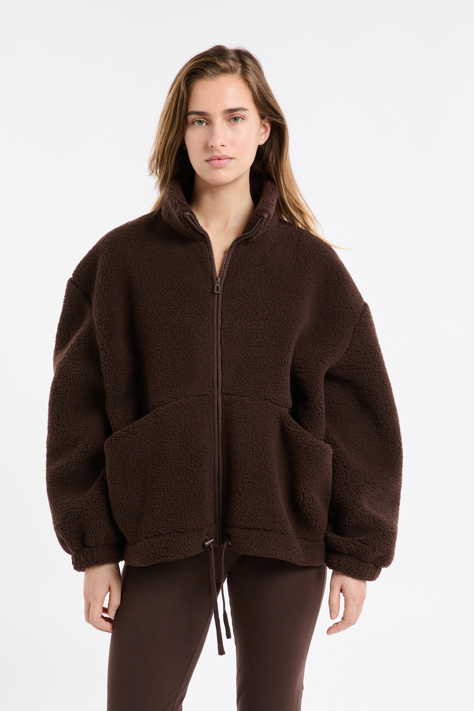 Kurtka z wysokim kołnierzykiem ze sznurkiem