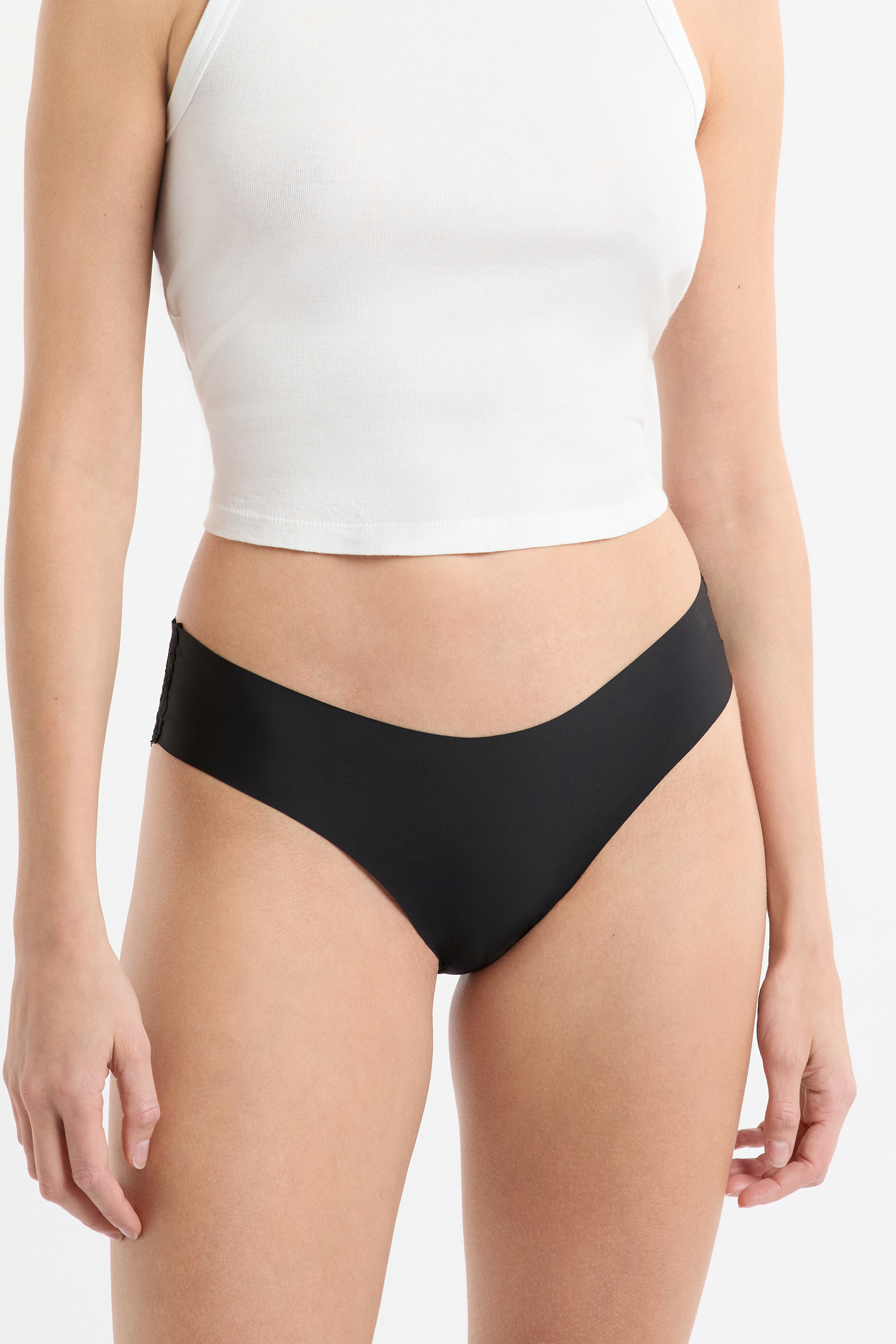 Figi z mikrofibry z detalami koronkowymi