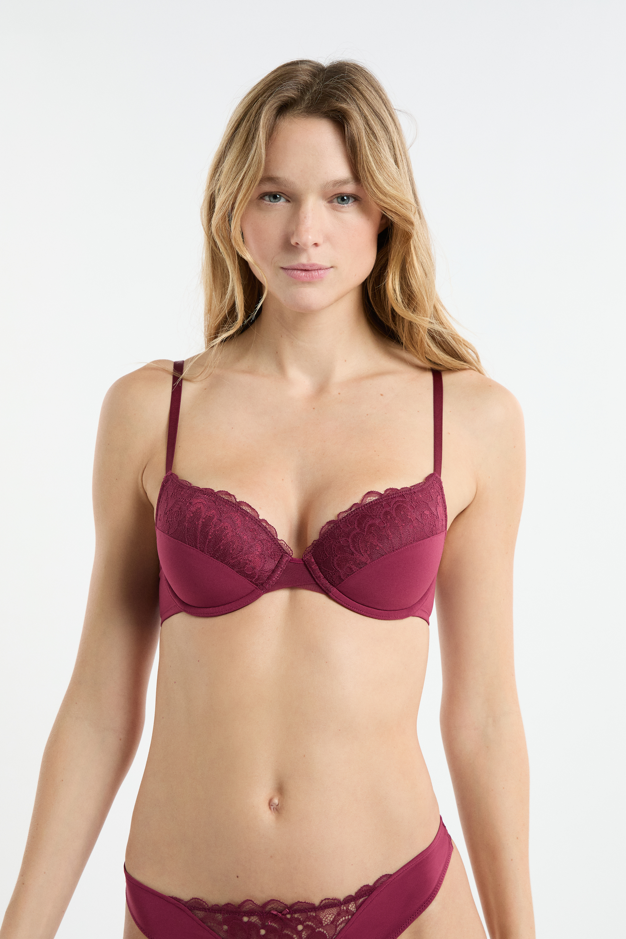 Biustonosz nr 4 - Lekkie wypełnienie z koronki