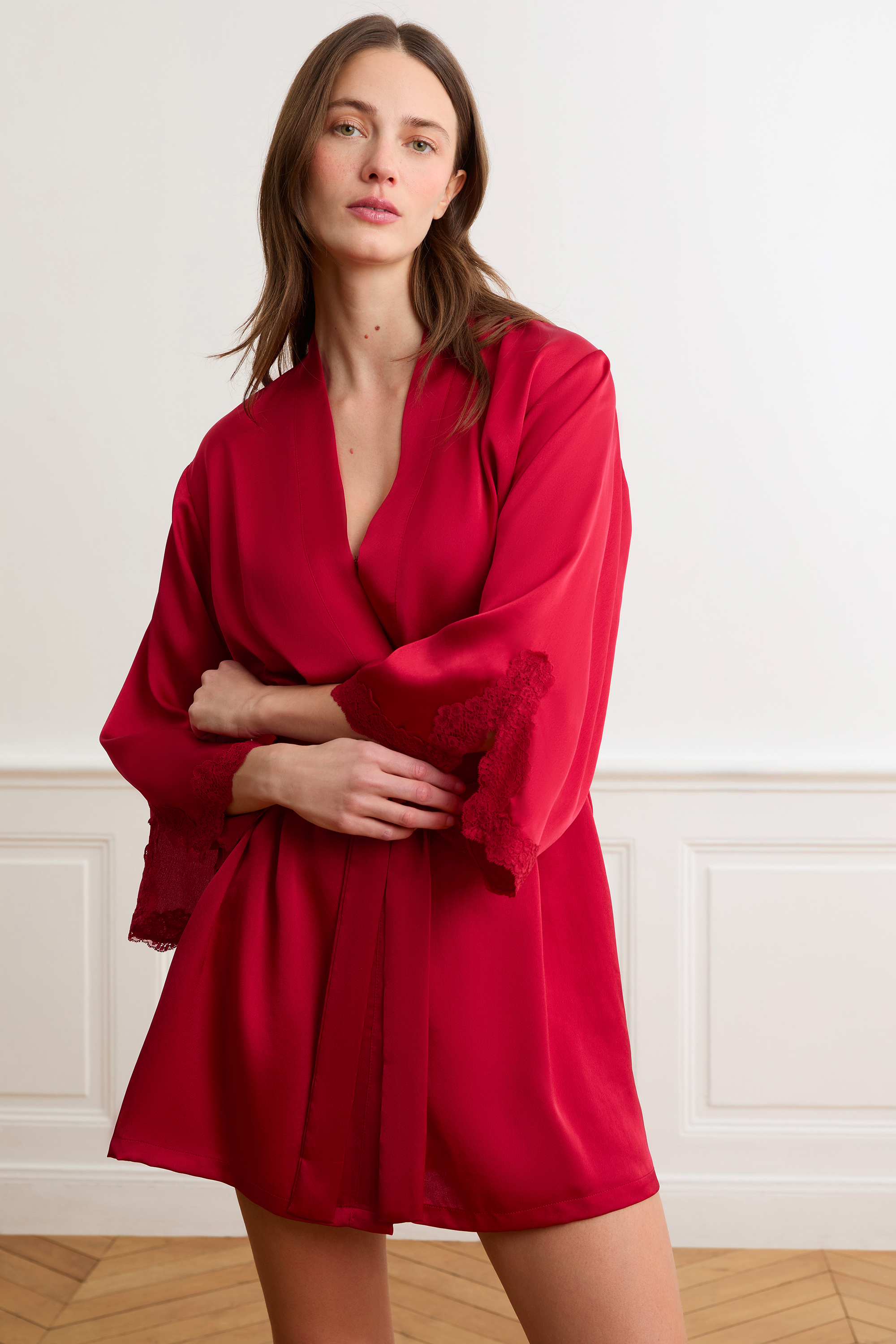 Szlafrok satynowy z detalami koronkowymi