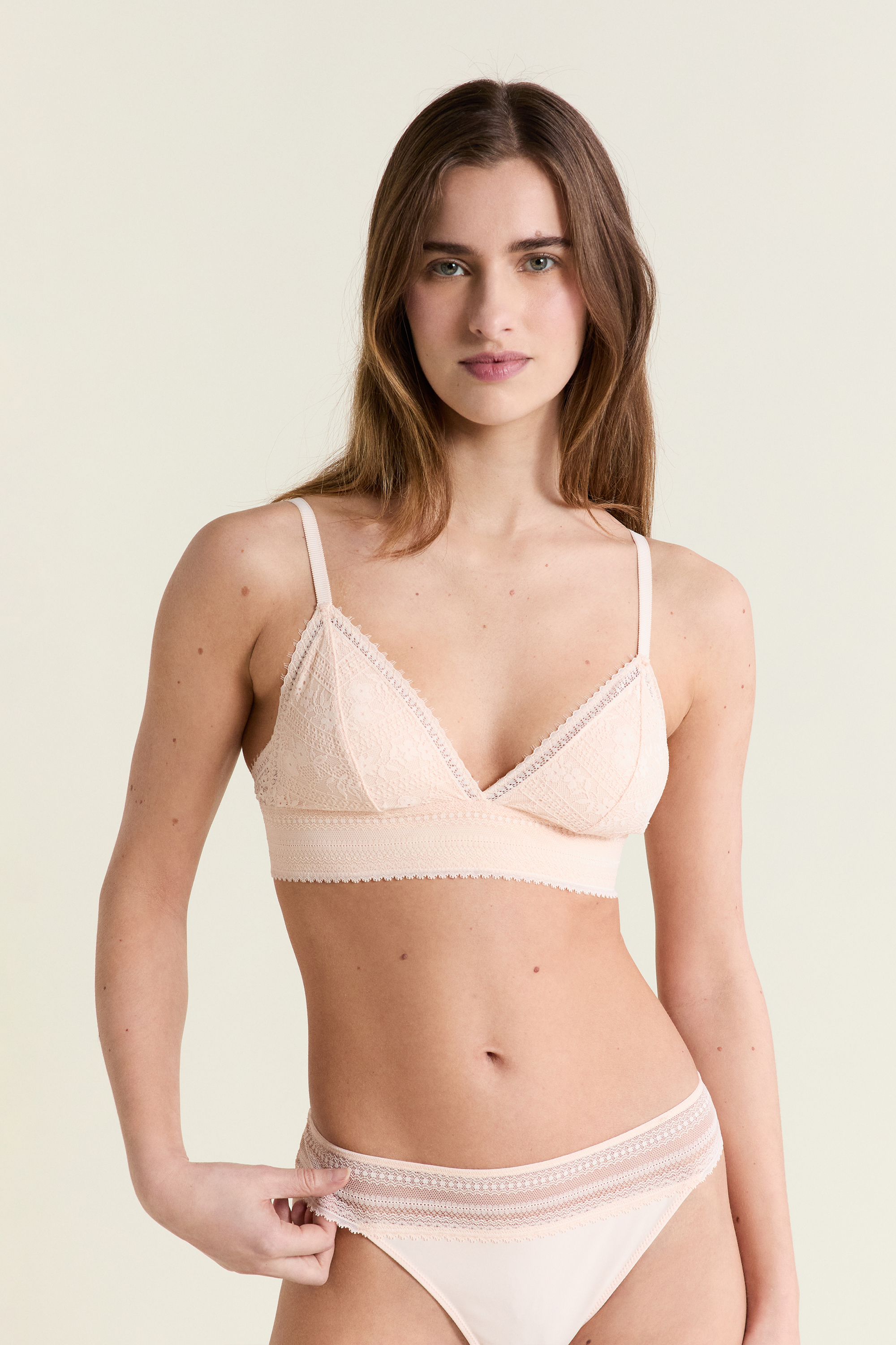 Biustonosz nr 8 - Trójkątny bez fiszbin z koronki